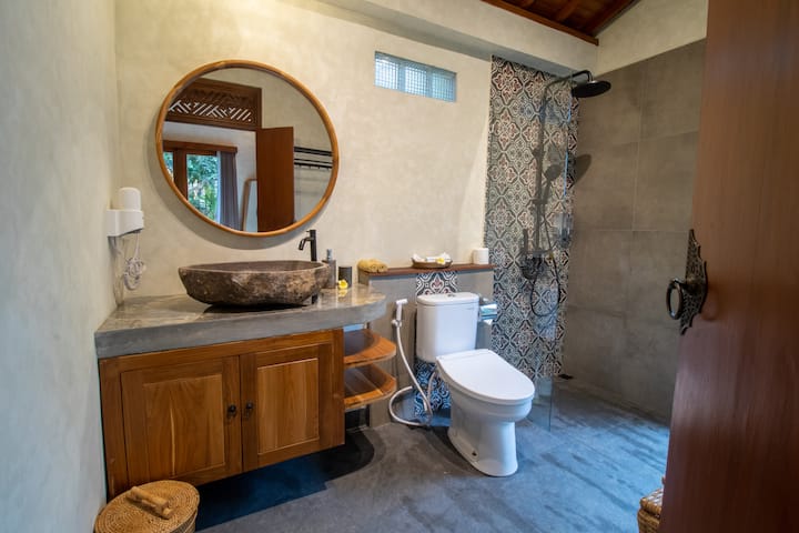 Full bathroom image 1